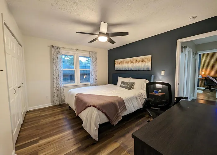 Modern Luxe Family & Groups Friendly Bungalow With Patio & Workspace