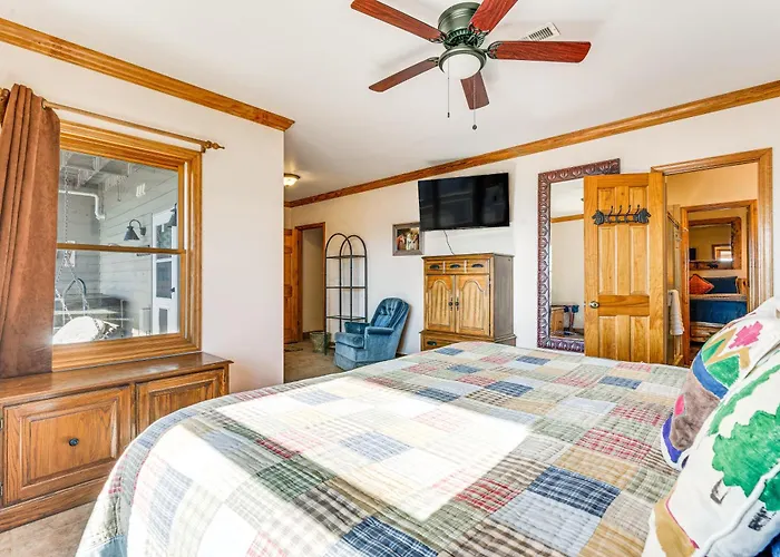 Hot Tub, Mtn Views & Games! Hayesville Home