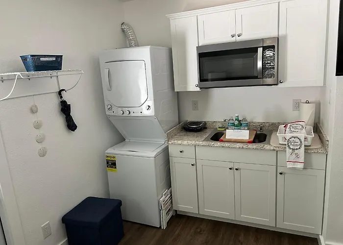 Sunny Beach Retreat With Private Bath, Room And Yard-3Miles From Beach