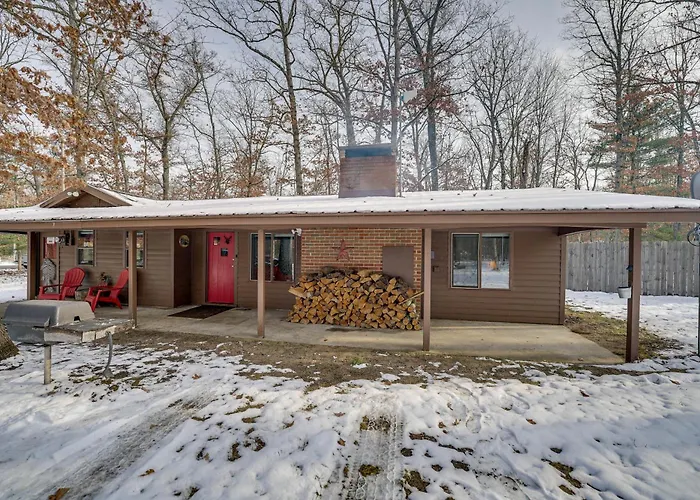 Pet-Friendly Irons Cottage W/ Fire Pit & Fireplace