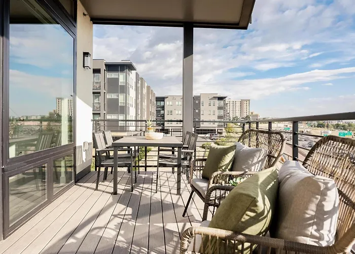 City Views! - Chic Jefferson Park Condo - Tesoro