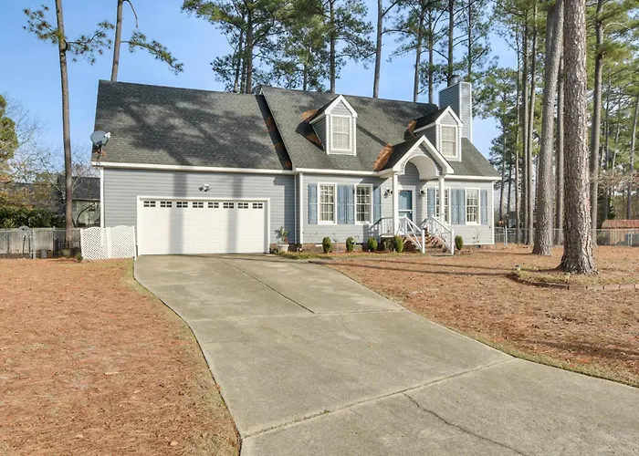 Lovely Fayetteville Home: Deck & Fireplace!