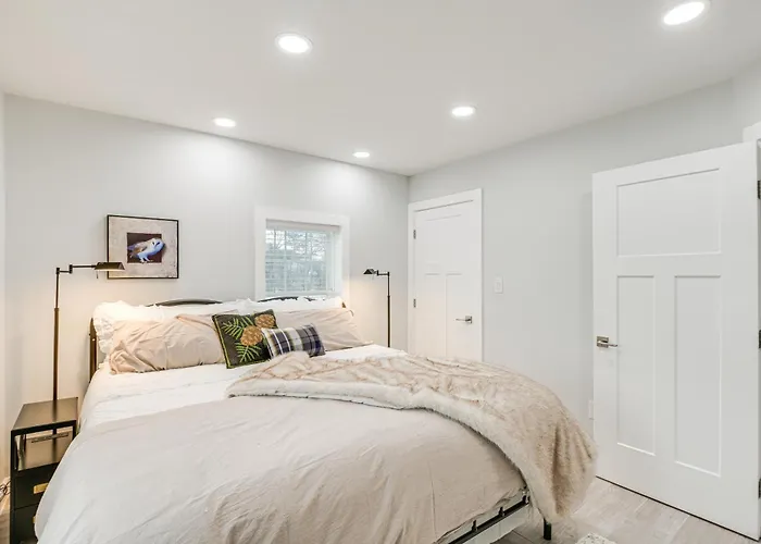 Bright & Modern Home: 2 Mi To Presque Isle Airport