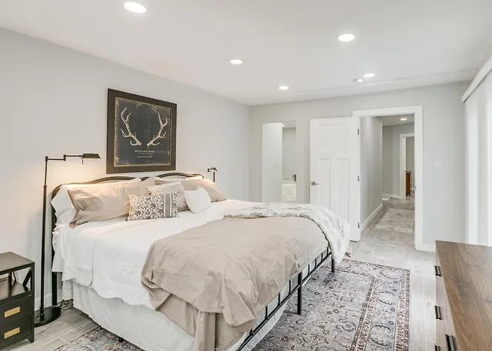 Bright & Modern Home: 2 Mi To Presque Isle Airport