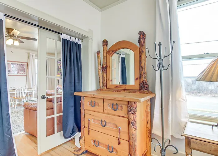 Lovely Elkhart Lake Apartment - Walk To Town!