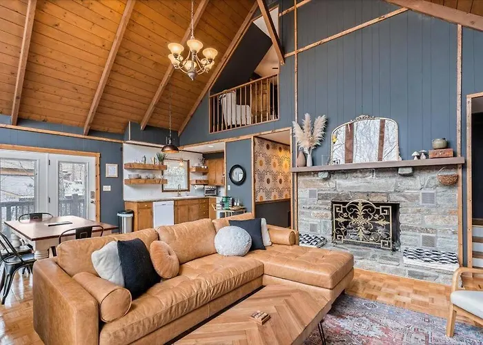 Spacious Lakeview Mountain Cabin