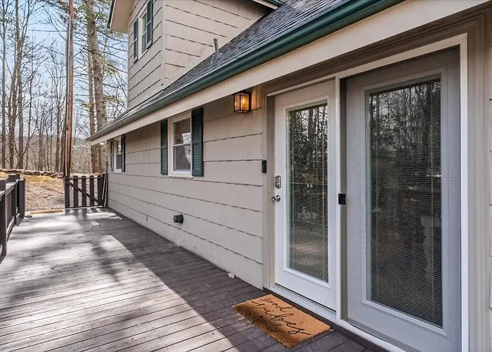 Spacious Lakeview Mountain Cabin