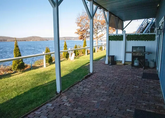 Riverside Retreat-Waterfront Walkout Apartment