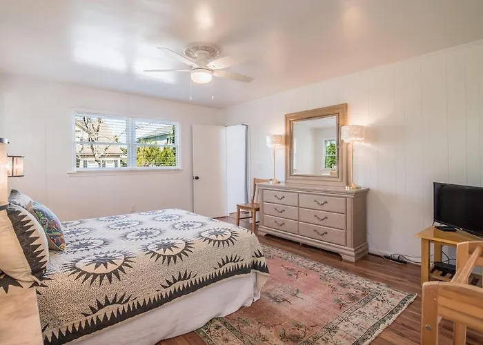 Cozy Beach House Steps From The Shore: 4 Bedroom