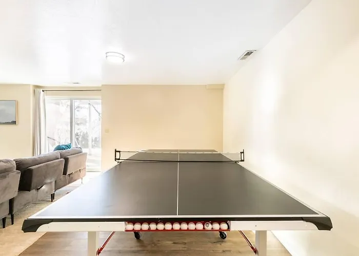 Spacious 3Br Basement Apt Near Airport, Work, Ski