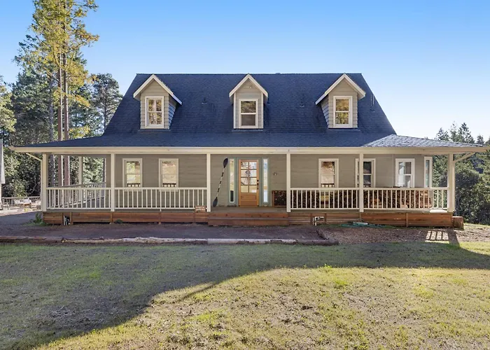 Expansive Retreat With Ridge Top Views & Hot Tub