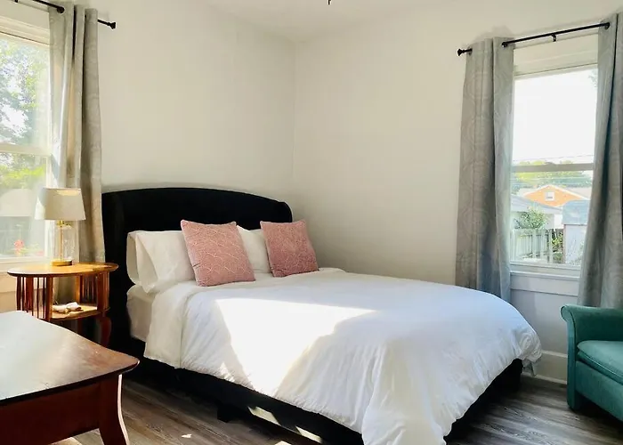 The Chic Shack / Centrally Located 2Br/1Ba Home