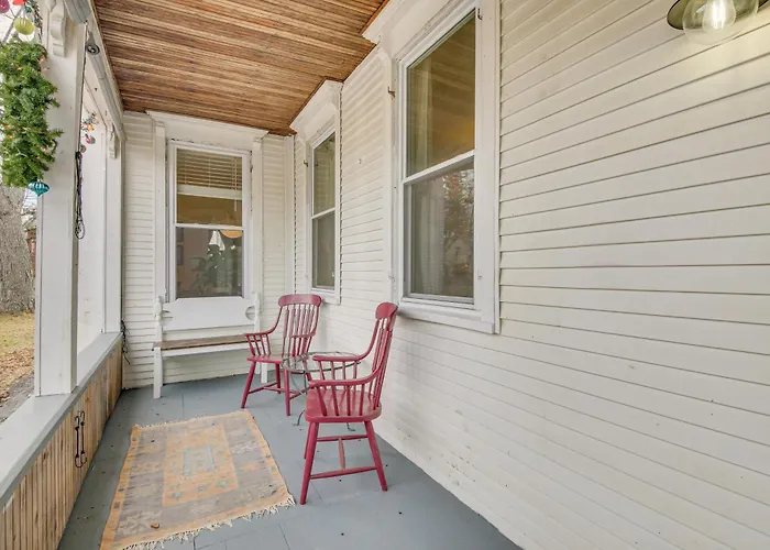 Tasteful Gardiner Triplex Near Downtown Augusta!