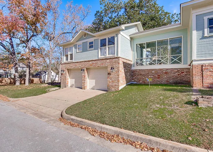 2 Mi To Tyler Rose Garden: Vibrant Apartment!