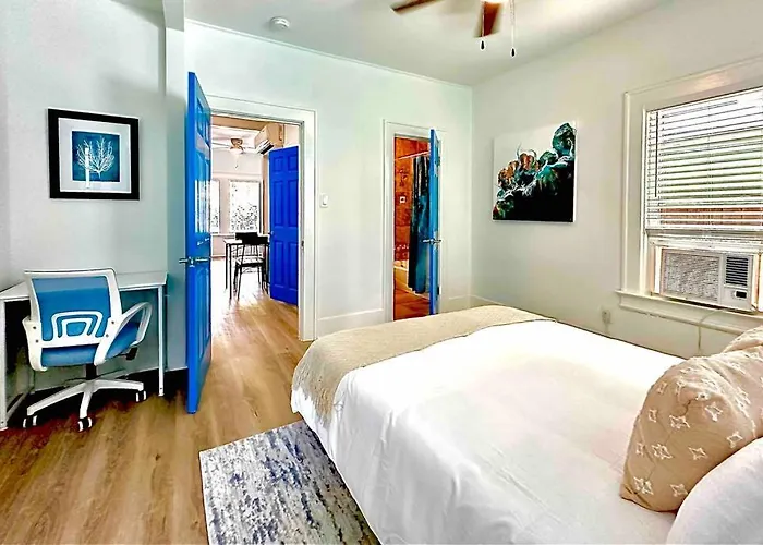 Luxury 1 Bd Montrose - Genova At The Italian Plaza
