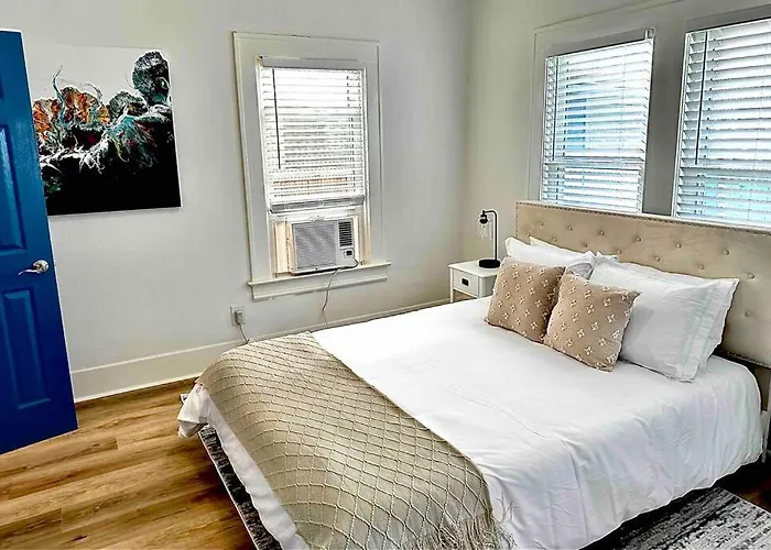 Luxury 1 Bd Montrose - Genova At The Italian Plaza