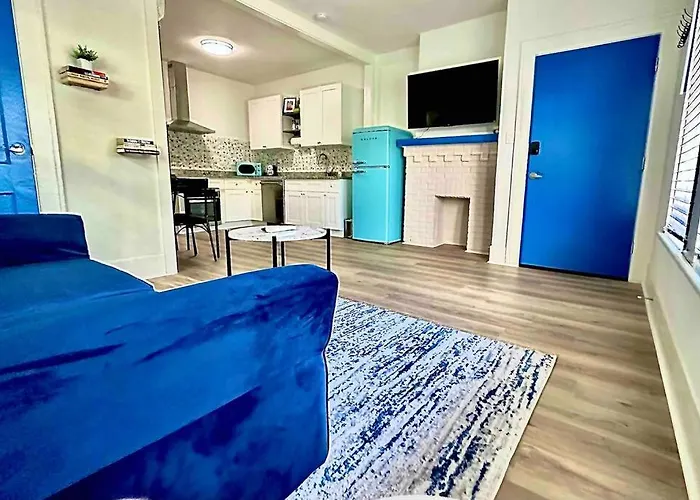 Luxury 1 Bd Montrose - Genova At The Italian Plaza