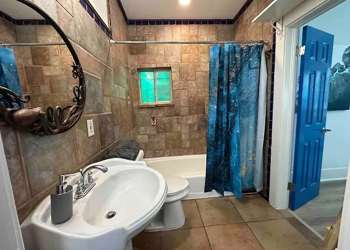 Luxury 1 Bd Montrose - Genova At The Italian Plaza