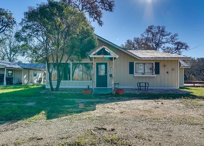 Quiet Bandera Country Home W/ Medina River Access!