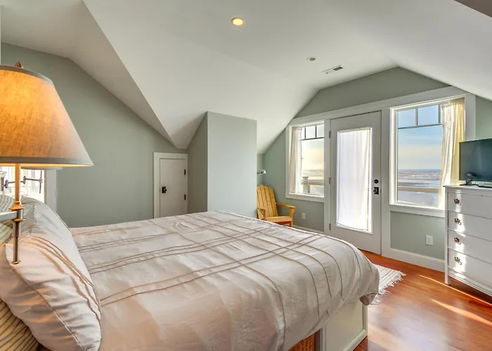 Oceanfront Moclips Escape W/ Deck & Beach Access!