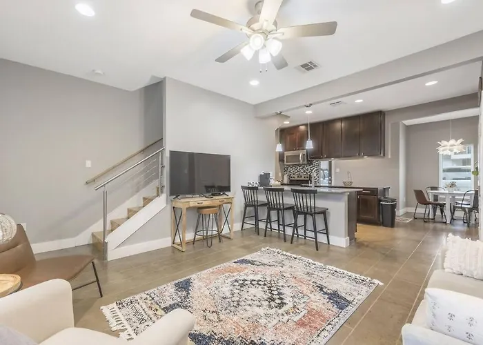 Cozy 2 Bed Townhome Near The Hospital