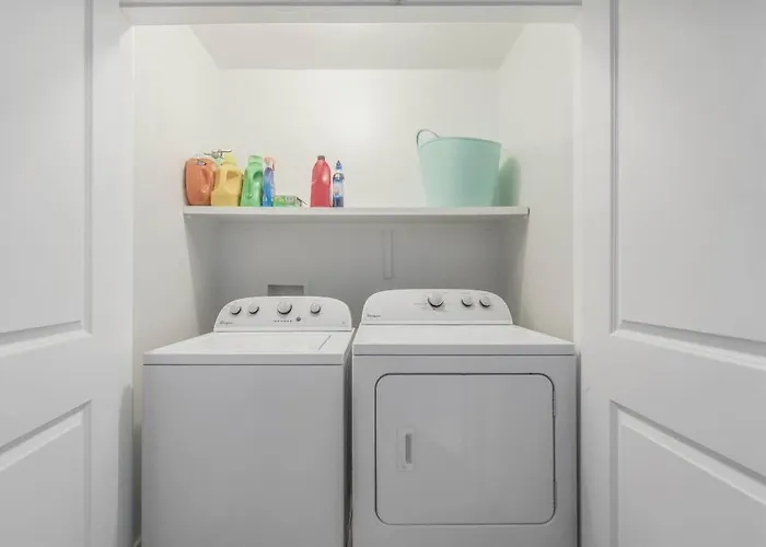 Cozy 2 Bed Townhome Near The Hospital