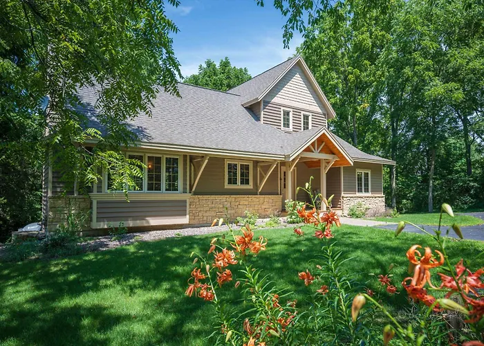 The Lodge, 'North Woods' Style, Boutique Galena Getaway!
