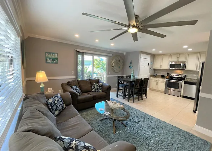 Stylish And Modern 2 Bedroom, 2 Bathroom. The Mermaid Suite.