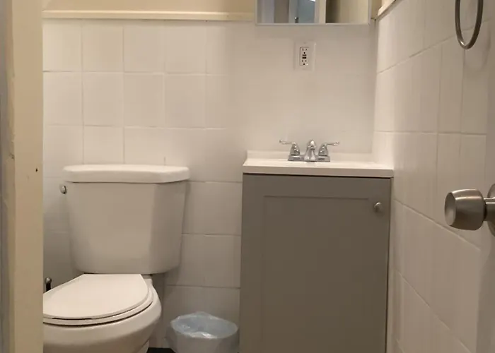 Cozy Apt Near Bu, Lourdes, Uhs