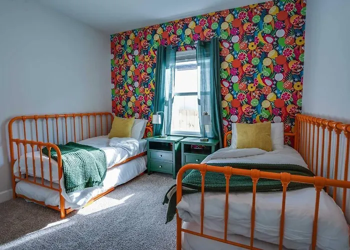 Citrus Cottage: Comfy - Hwy 10 - Peaceful Retreat