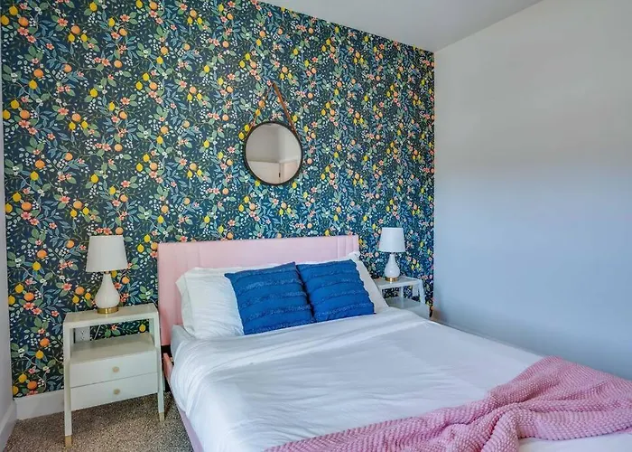 Citrus Cottage: Comfy - Hwy 10 - Peaceful Retreat