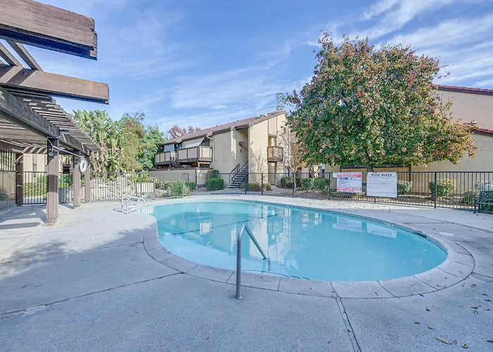Cozy Fresno Condo W/ Balcony & Pool Access