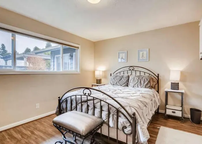 Beautiful 2 Bedroom Unit W/ Fast Free Wifi