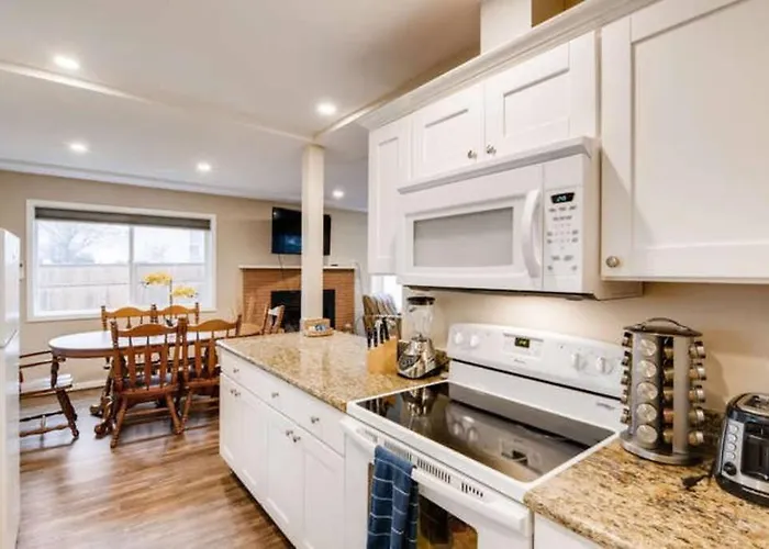 Beautiful 2 Bedroom Unit W/ Fast Free Wifi