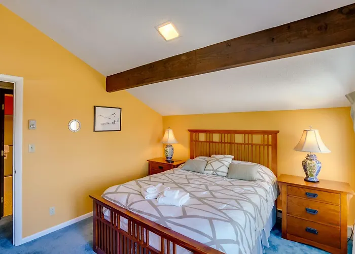 Bromley Mountain Escape W/ 2 Balconies: Hike & Ski