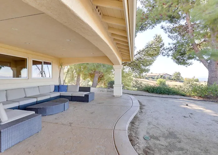 Charming Temecula Home W/ Hot Tub, Mountain Views!