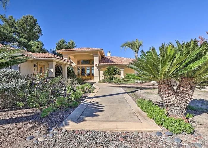 Charming Temecula Home W/ Hot Tub, Mountain Views!