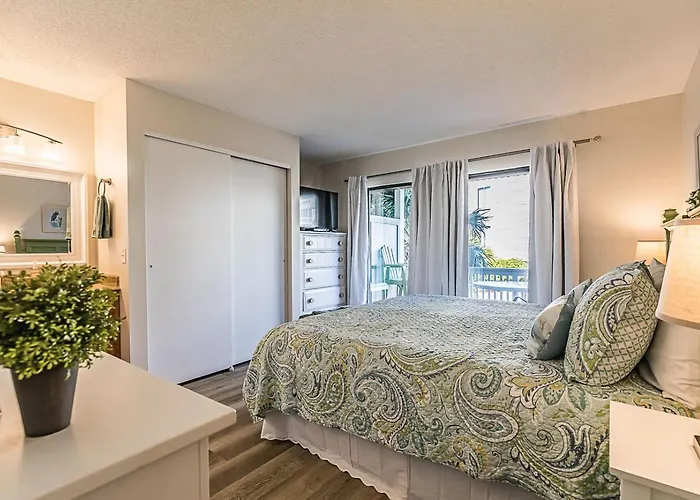 First Floor Condo - Walking Distance To Beach And Pools!