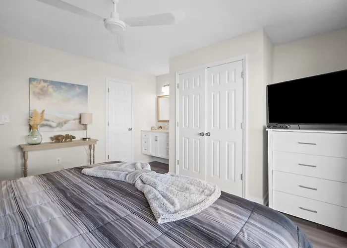Newly Listed - One Bedroom Condo On Harbor Island
