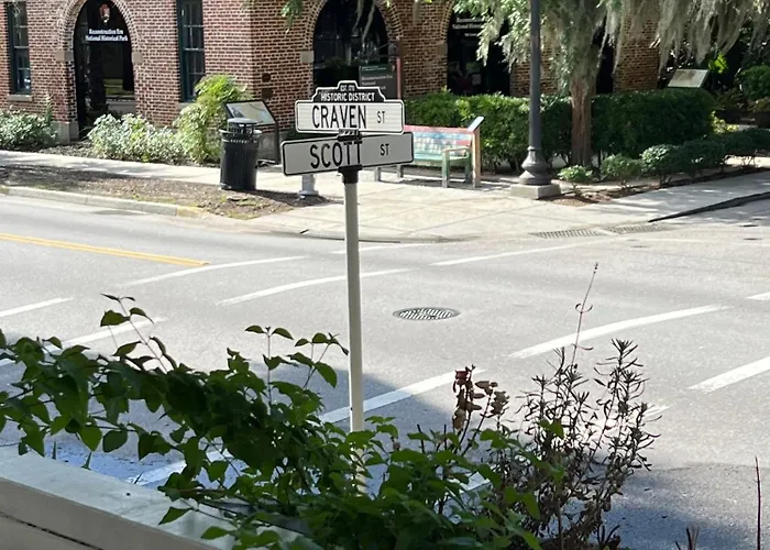 Couples Retreat, Walk To Waterfront, Shops And Restaurants!
