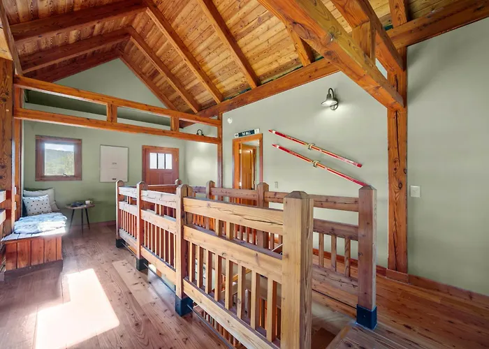 Walk To Village! Stunning Timber Chalet! Hot-Tub, Bonfire & More!