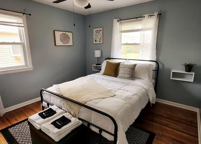Cozy House Near Lake Erie, 10 Minutes To Downtown.