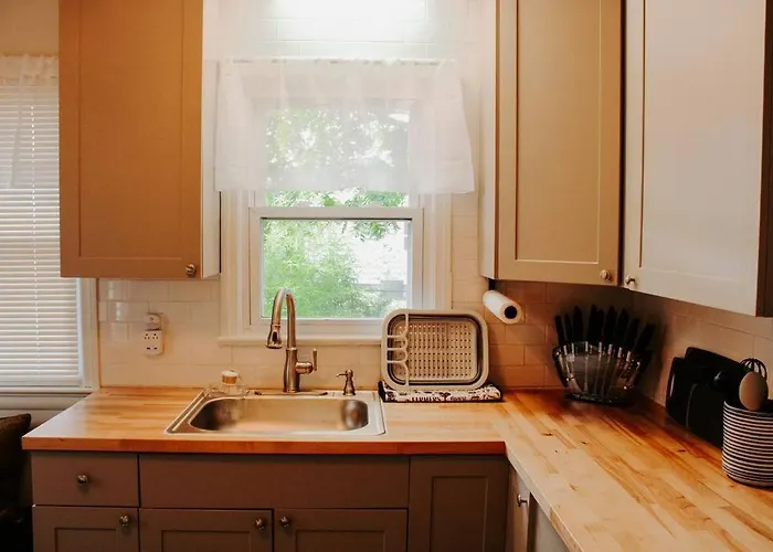 Cozy House Near Lake Erie, 10 Minutes To Downtown.