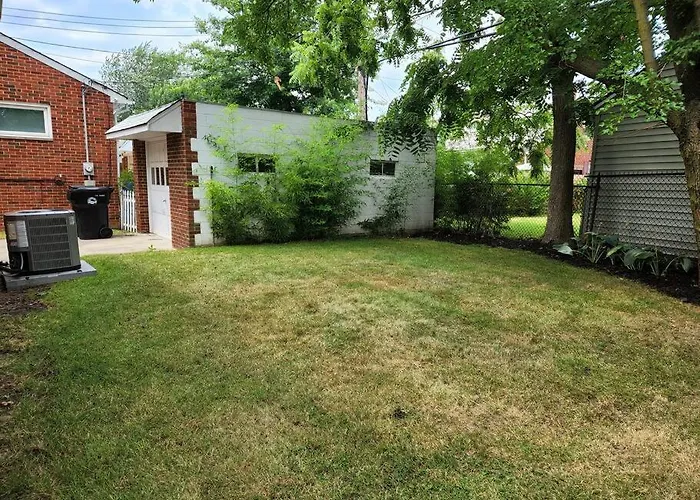 Cozy House Near Lake Erie, 10 Minutes To Downtown.