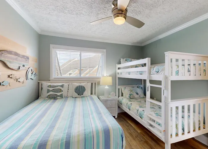 Pelican'S Penthouse: Snowbird Friendly Top-Floor Condo With Ocean View Balcony