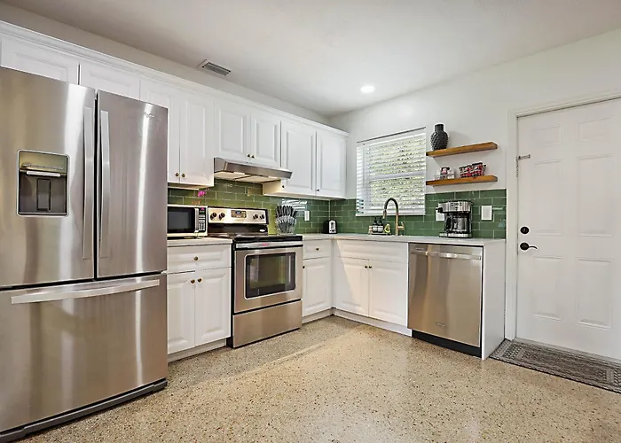 Tropical Escape Near Beach! Tons Of Parking!