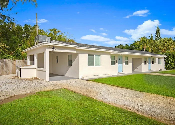 Tropical Escape Near Beach! Tons Of Parking!