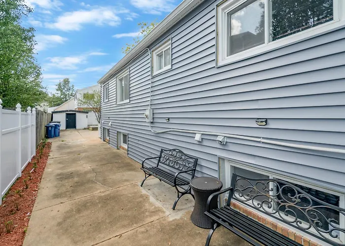 Beautiful 2 Bedroom 1 Bath Unit