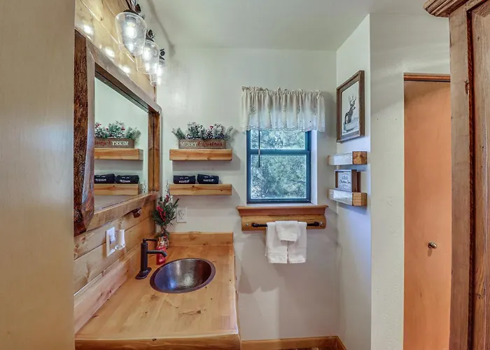 2 Mi To Show Low Lake: Scenic Cabin W/ Balcony