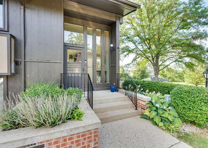 Elegant 4-Season Lake Geneva Condo W/ Fireplace!